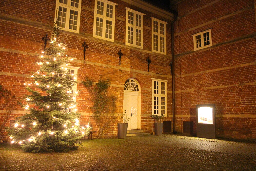 Das Schloss vor Husum mit einem Weihnachtsbaum