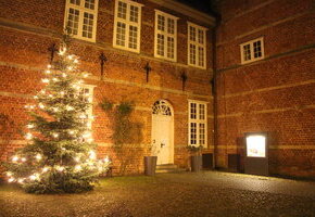 Das Schloss vor Husum mit einem Weihnachtsbaum