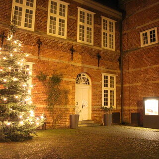 Das Schloss vor Husum mit einem Weihnachtsbaum