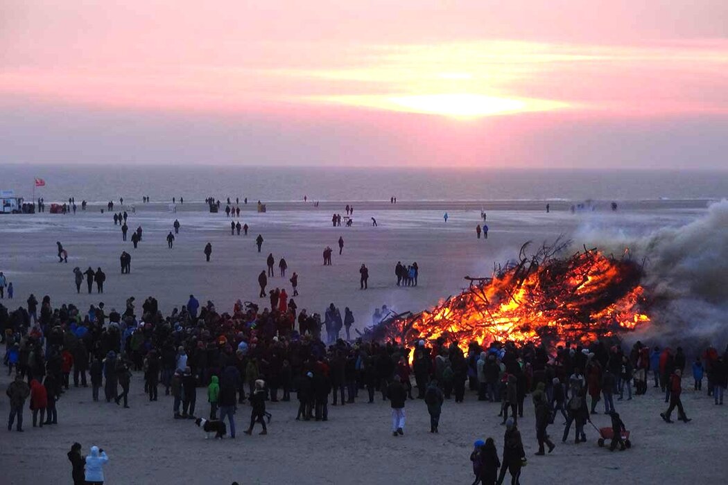 Osterfeuer am Nebeler Strand