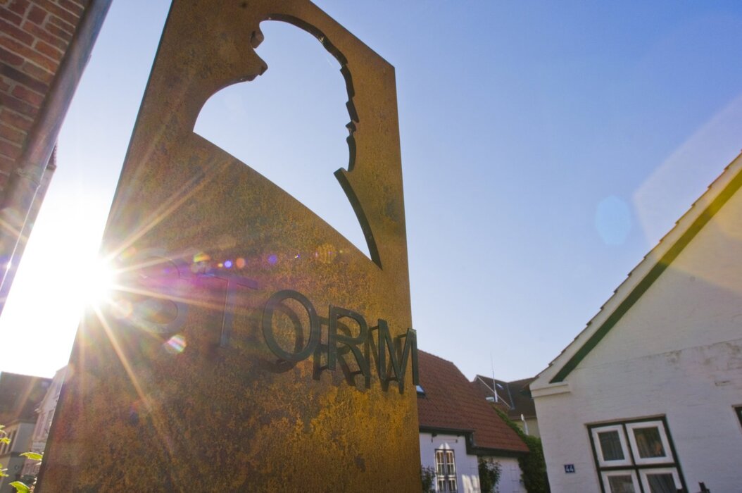 Stehle vor dem Storm-Haus