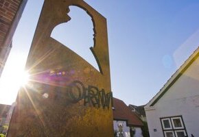 Stehle vor dem Storm-Haus